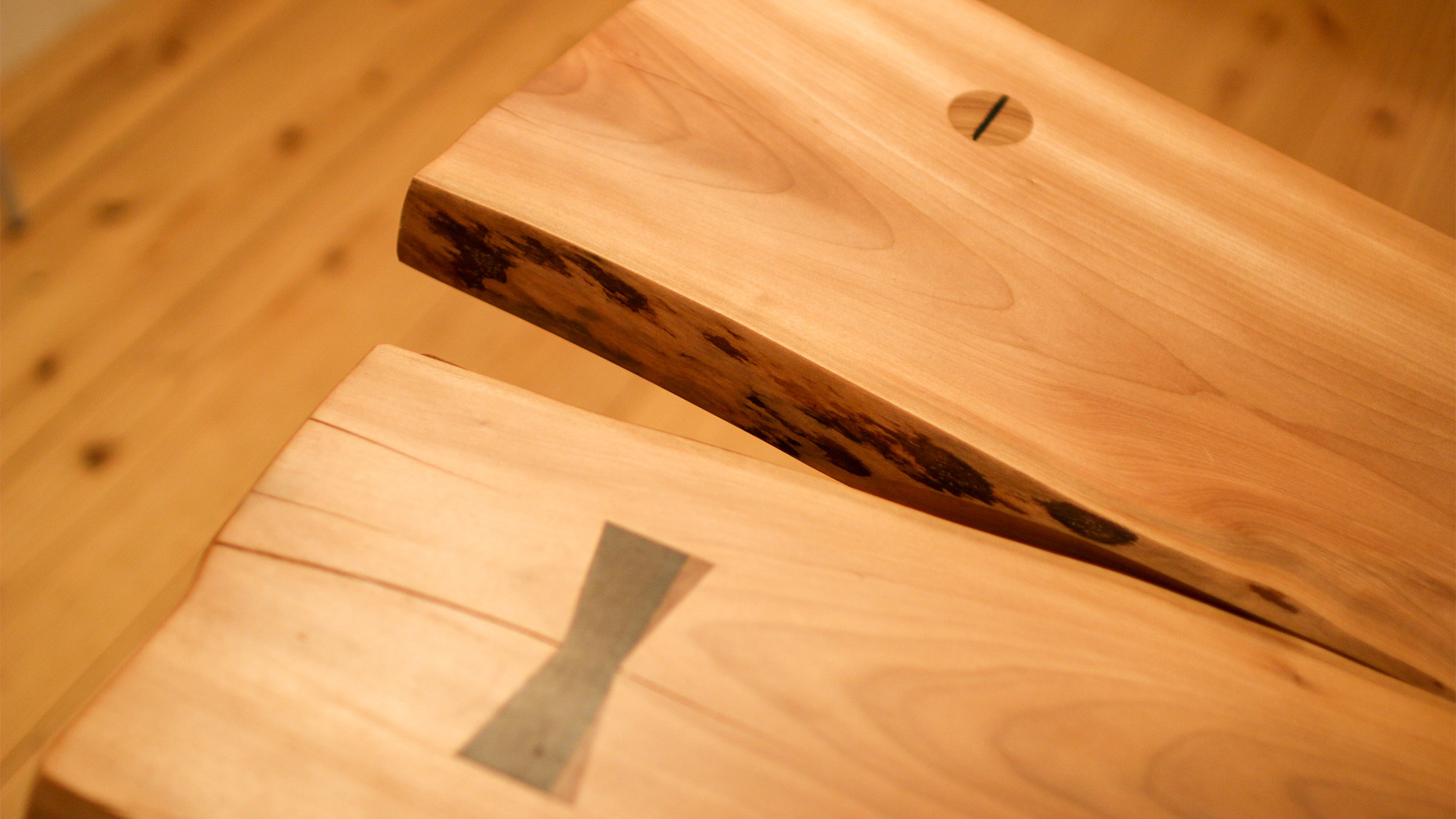 ・＜3F＞天然の木材を使用したテーブル
