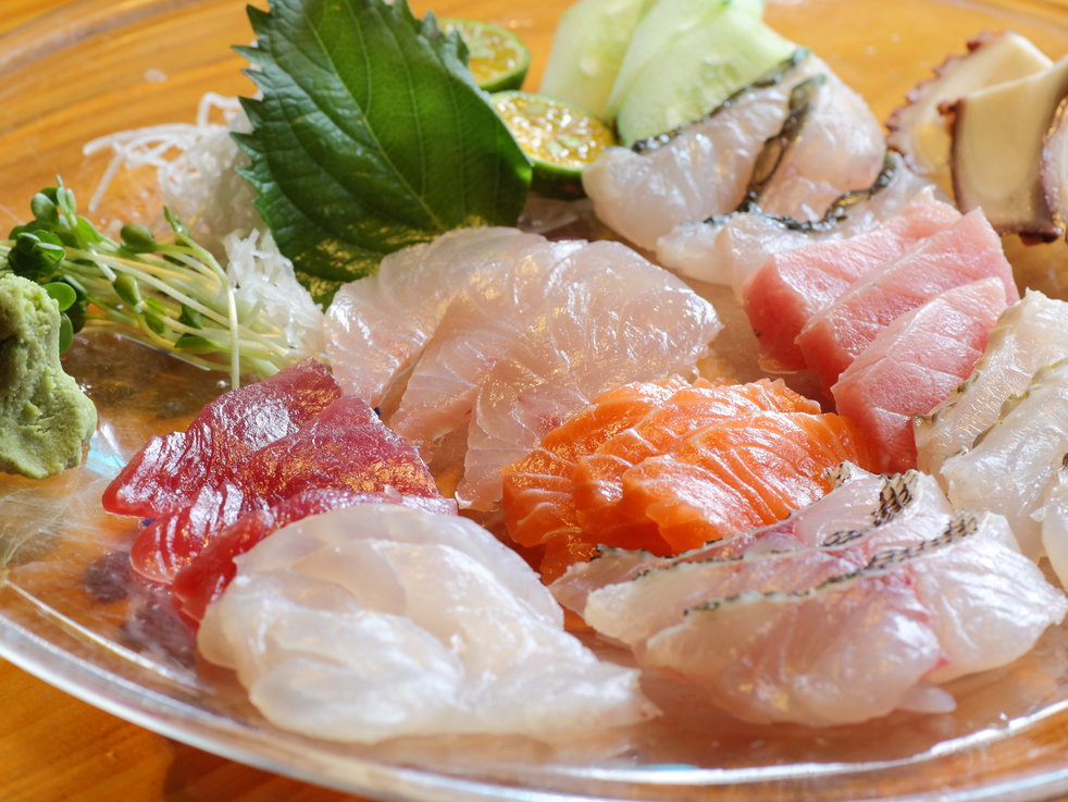 県産魚の刺身盛り合わせ【メニュー例】周辺は飲食店が集まるエリア