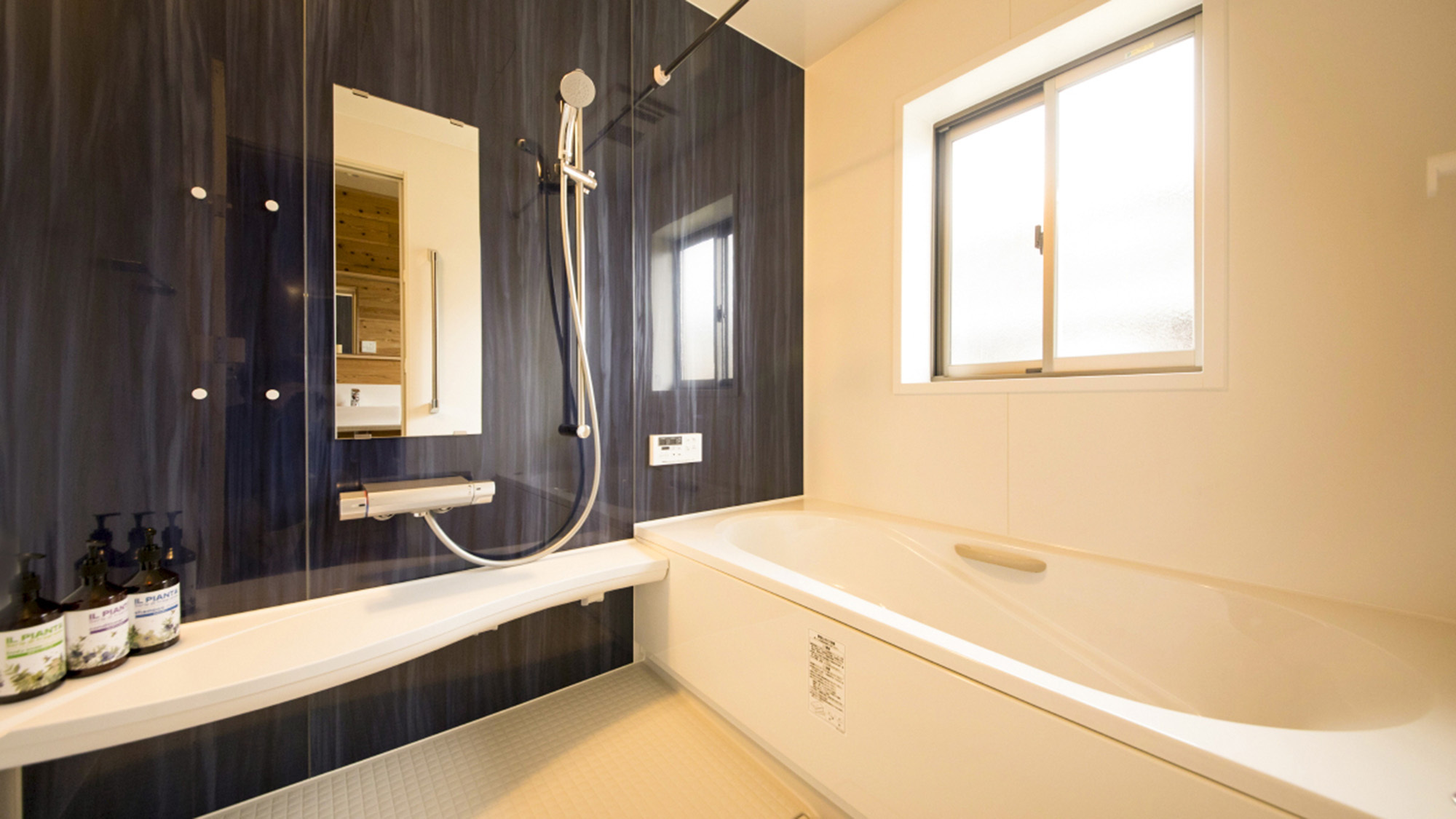 ・【浴室】清潔感のあるシックな浴室。広いバスタブで手足を伸ばしてリラックスタイム。