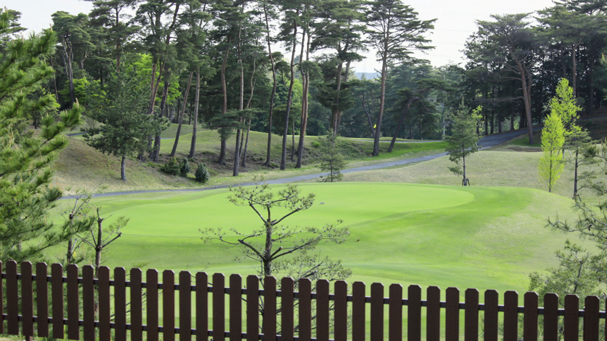 ・【ゴルフ場】お庭からの眺め。ゴルフコースに面した稀なロケーションです。