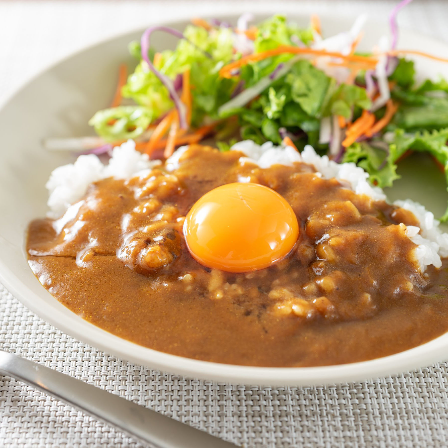 あさひ卵のせ朝カレーで一日の活力を