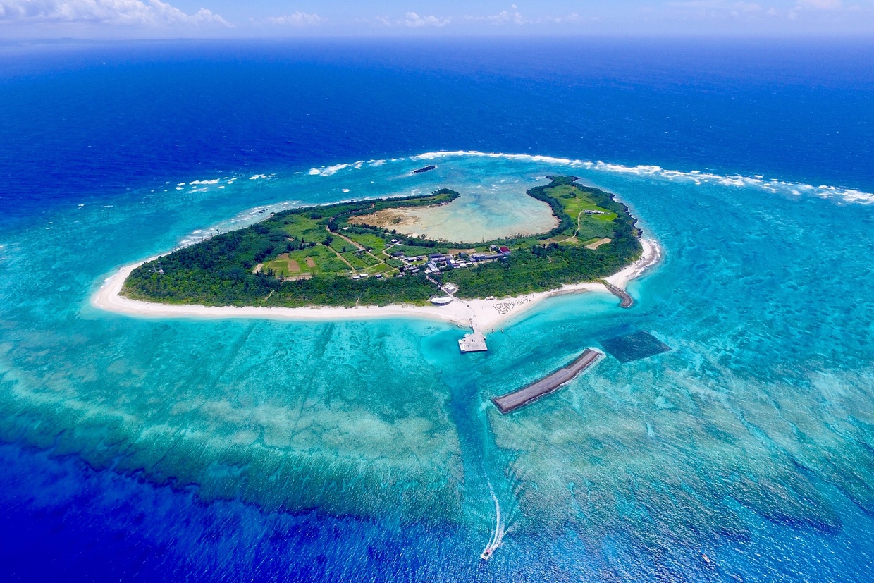 水納島沖縄本島北部の本部半島沖に浮かぶ水納島！渡久地港まで車で約7分渡久地港からフェリーで約1