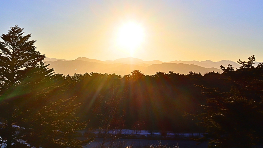 *【南アルプスの朝日】澄んだ空気の中、大自然のパノラマと壮大な日の出が織りなす絶景を楽しめます