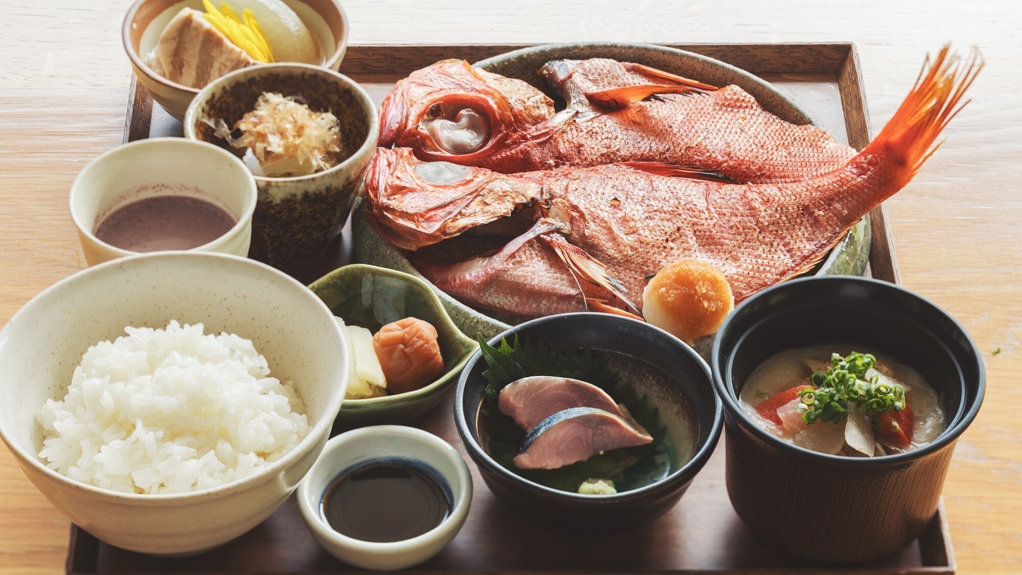 【お食事処／朝食一例】酸・苦・甘・辛・鹹の五味を取り入れたバランスの良い朝食。