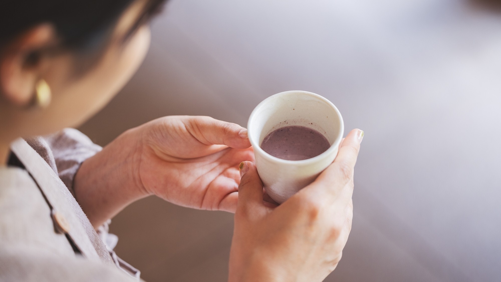 【お食事処／朝食一例】黒米の食感が特徴の甘酒でほっと一息つく朝の時間。