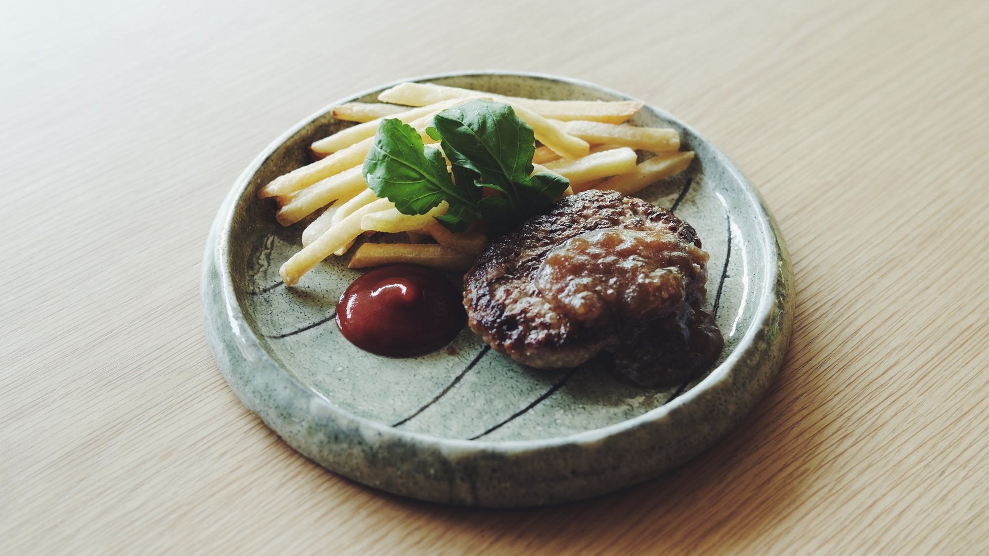 【お食事処／お子様向け食事一例】ハンバーグとフライドポテトをご用意しております。