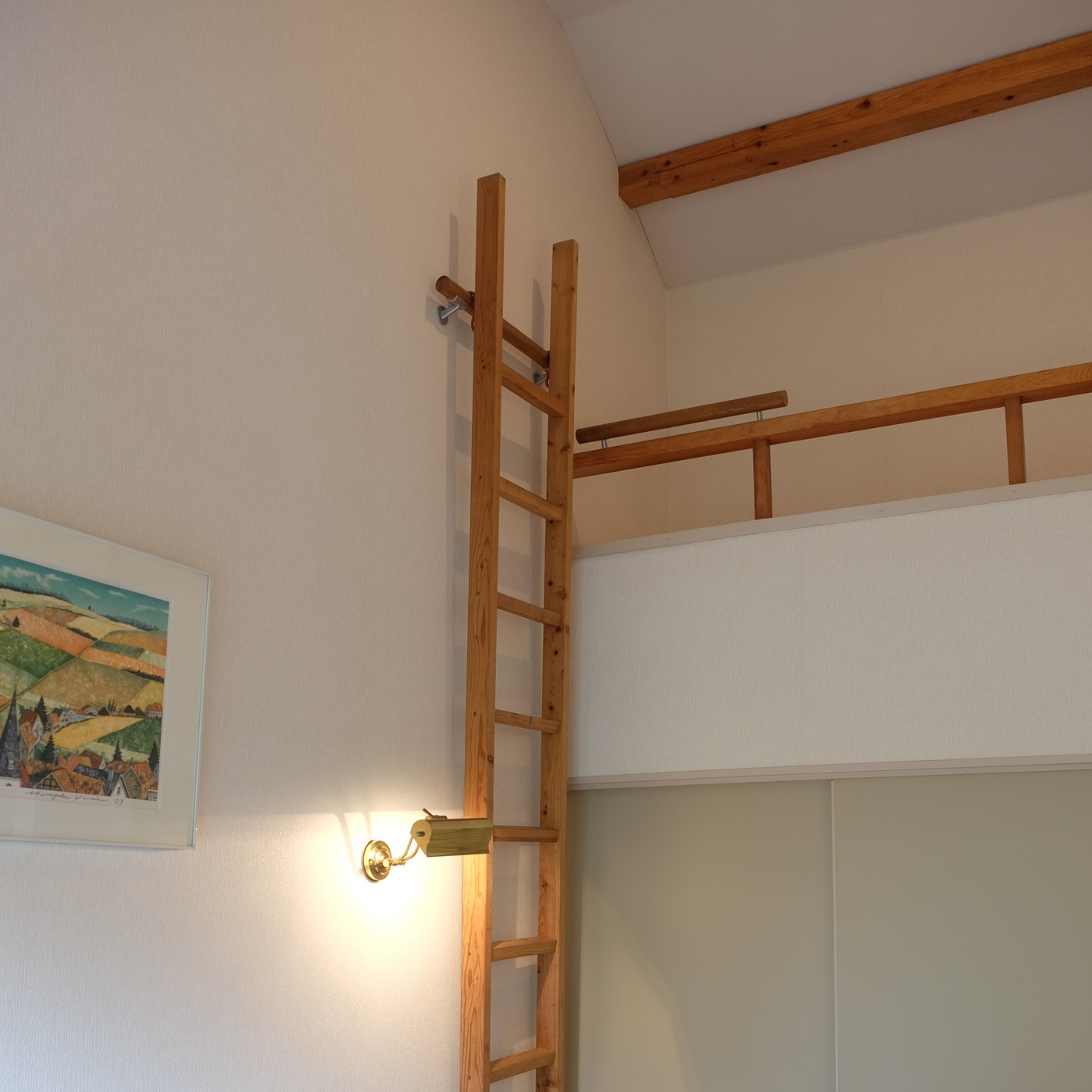 ベッドルーム。すべての部屋にロフトが付いています。