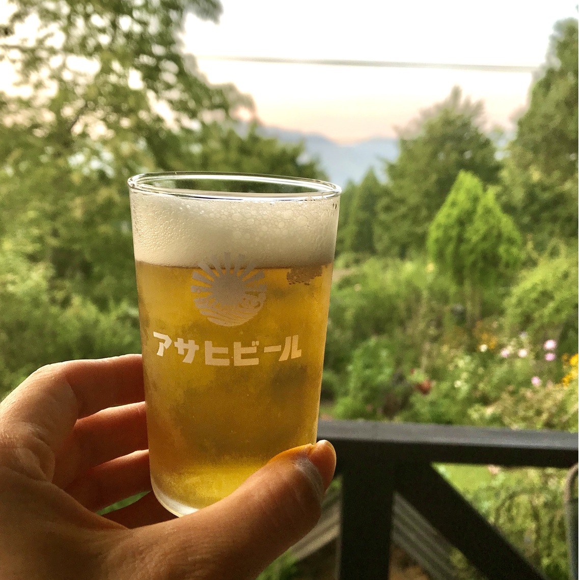 外で飲むビールはなぜこんなに美味しいのか？