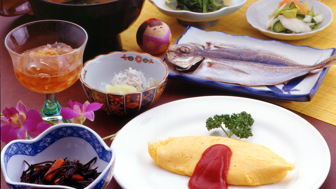 【朝食の一例】ふわふわオムレツ と人気の定番！アジの干物