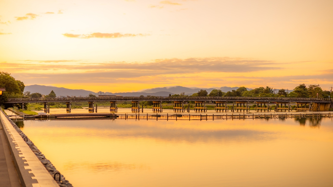 周辺案内｜渡月橋の夕暮れ