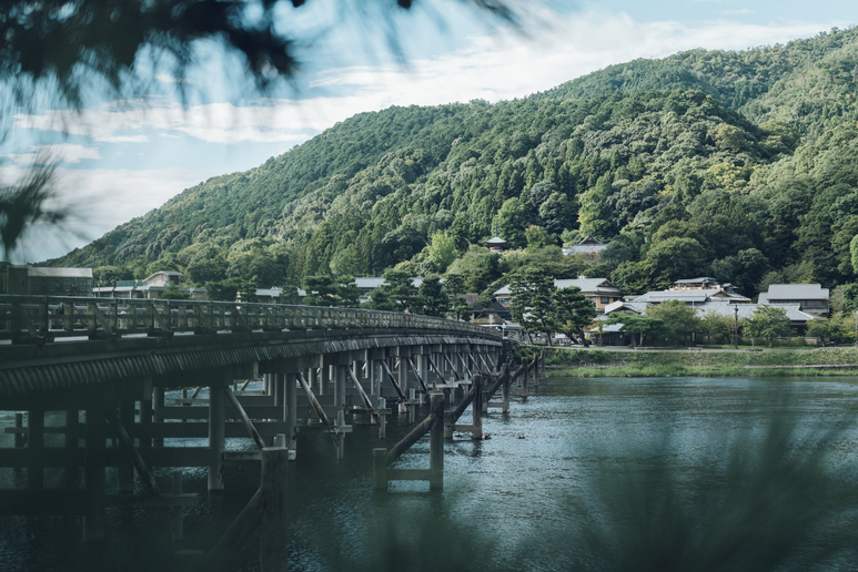 渡月橋至近の宿