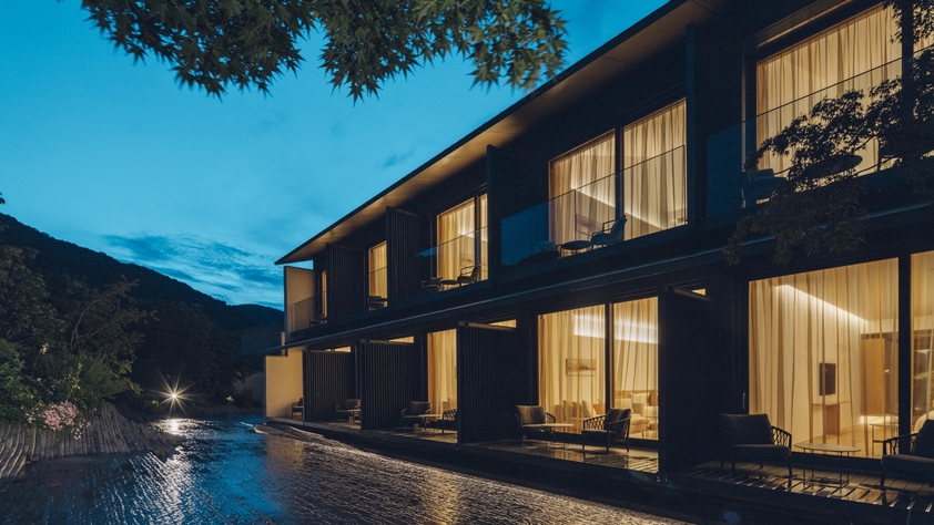 ホテル外観｜夜