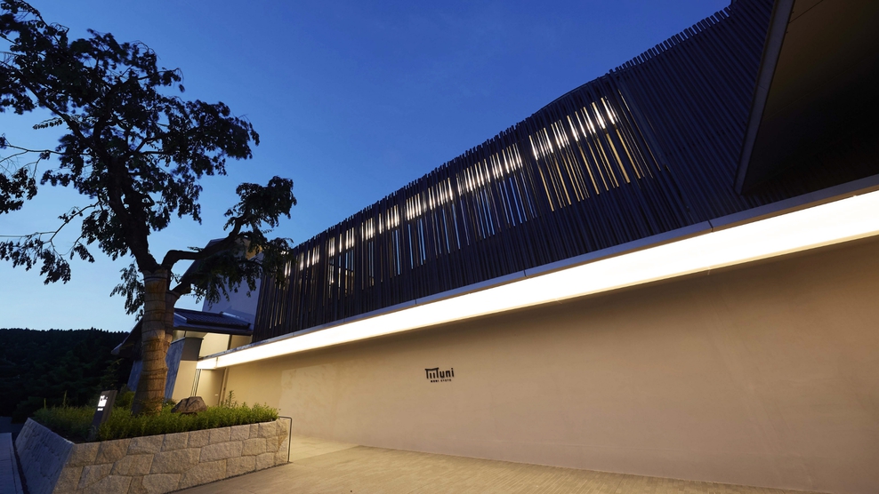 ホテル外観｜夜