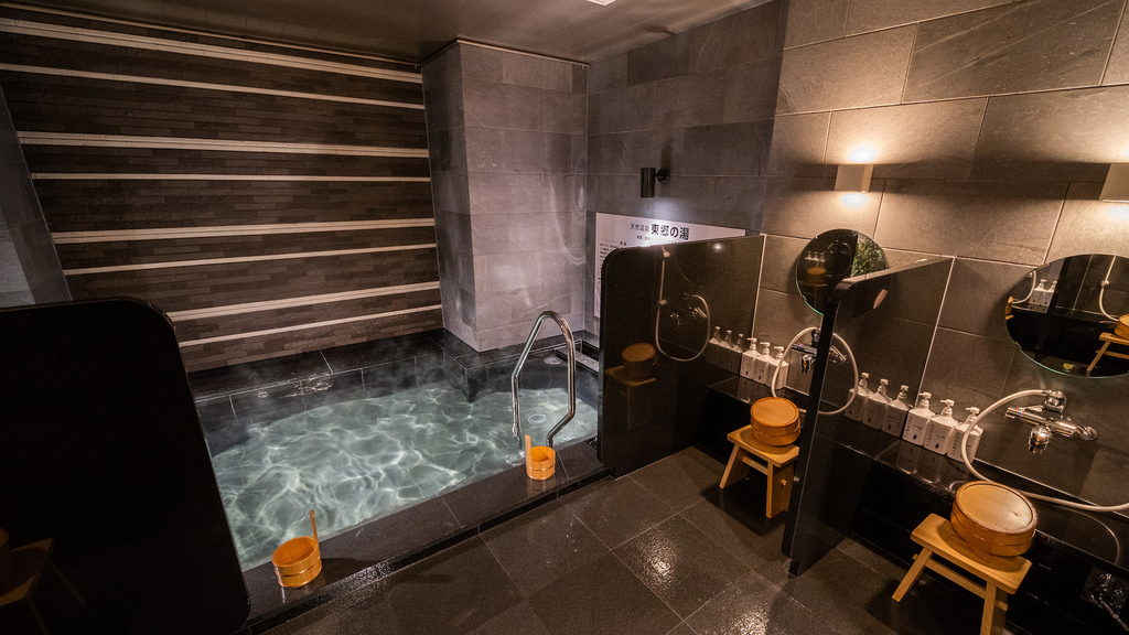 洗い場の椅子・桶にも「東濃ヒノキ」使用