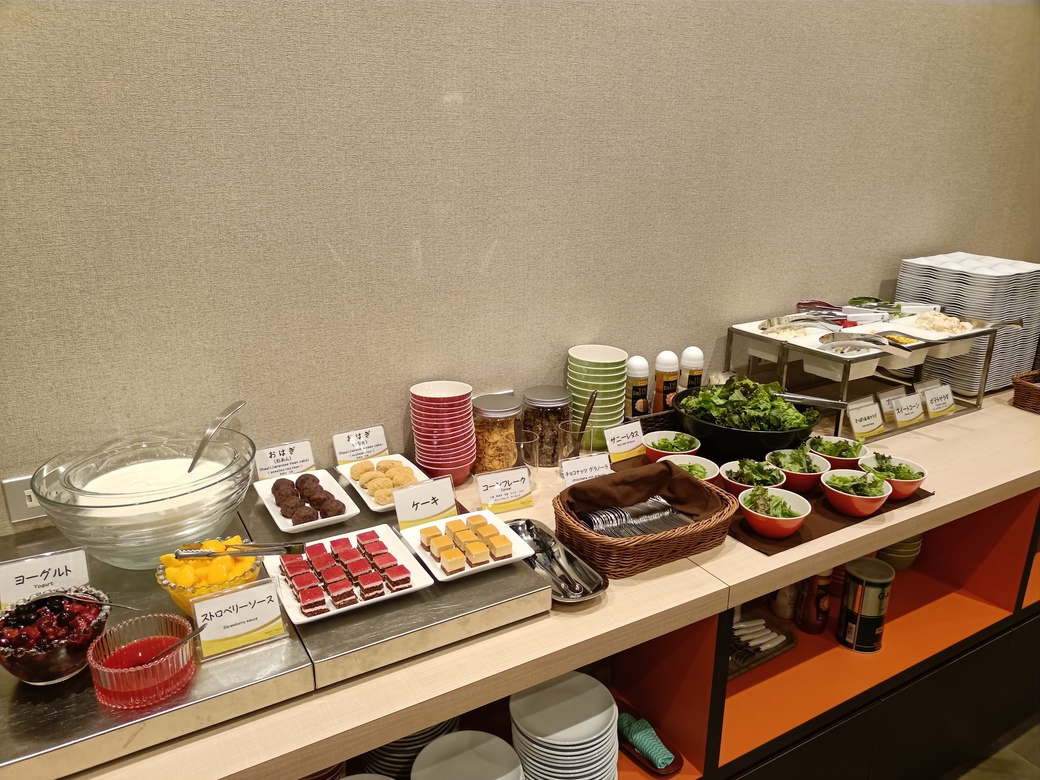 朝食サラダ・デザートコーナー