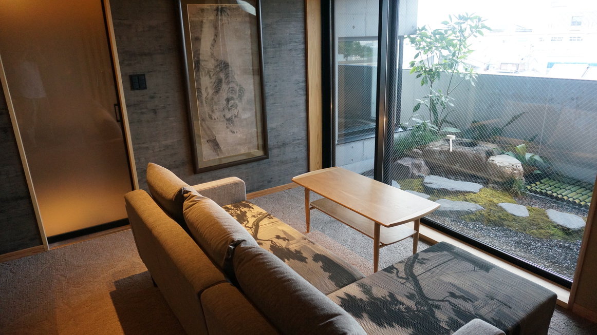 501号室庭玉アルマーニ製ソファと日本庭園