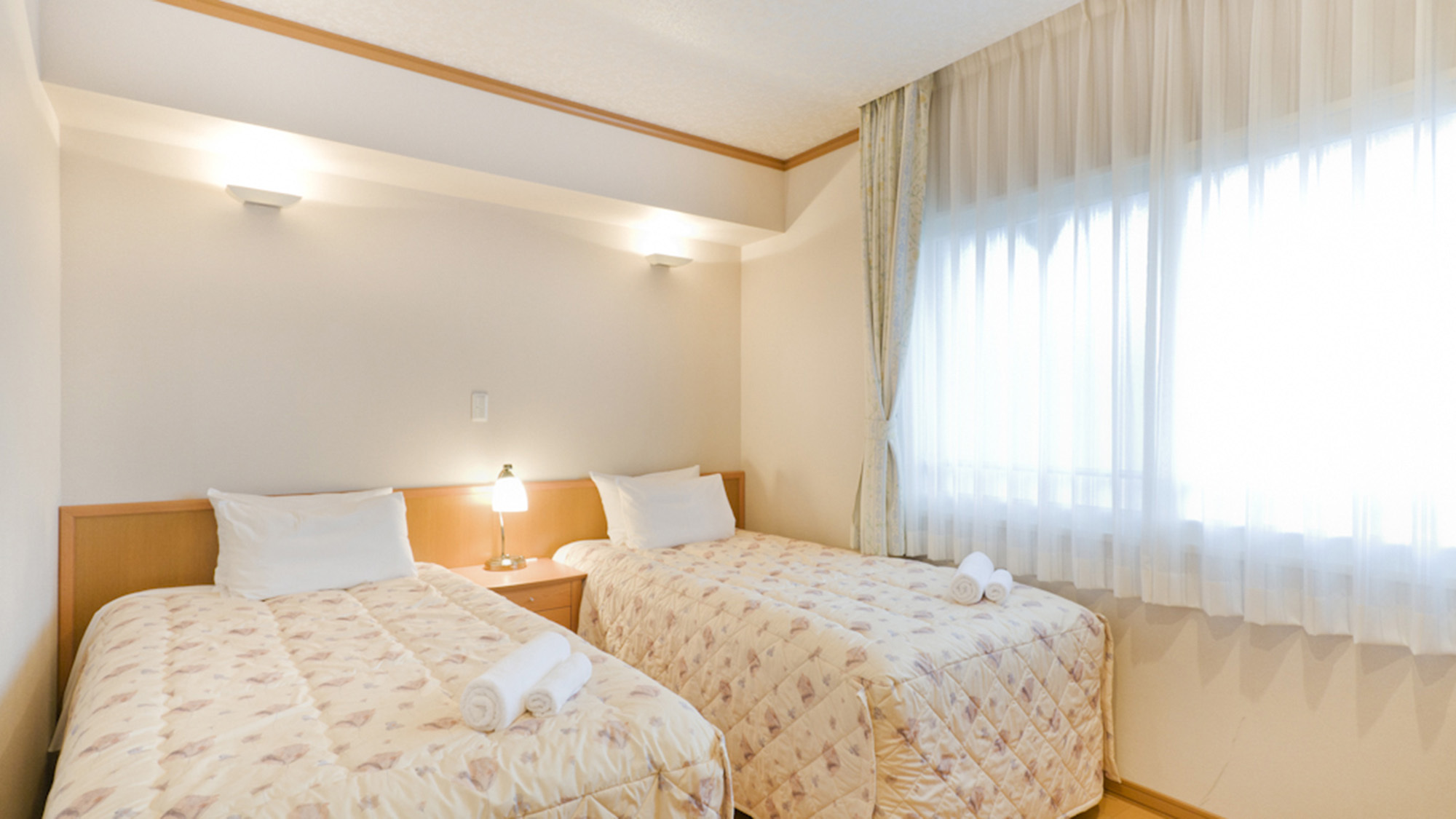 ・【2ベッドルーム・バンクベッド／ベッドルーム】白で統一されているお部屋、清潔感のあるベッドです