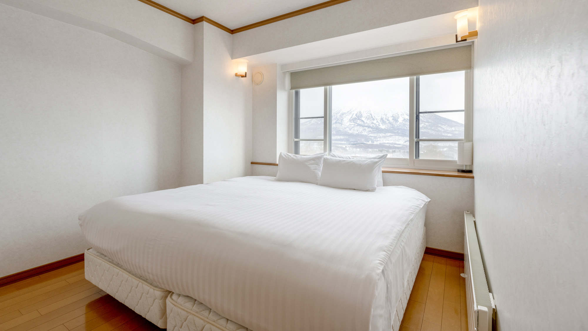 ・【2ベッドルーム／ベッドルーム】窓からは羊蹄山やアンヌプリ山の素晴らしい景色を眺めることができます