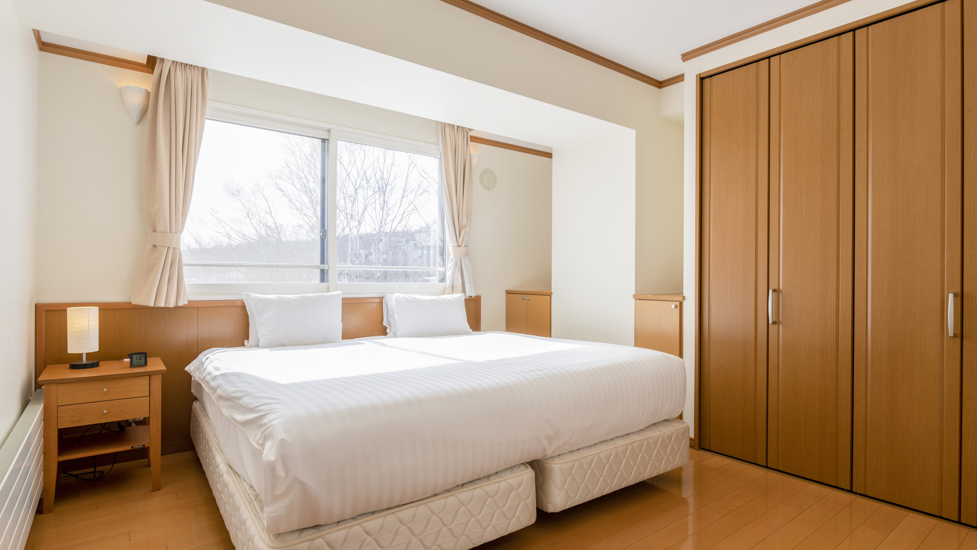 ・【2ベッドルーム／ベッドルーム】清潔感のあるベッドを完備！ぐっすり眠れそうな空間をお届けします