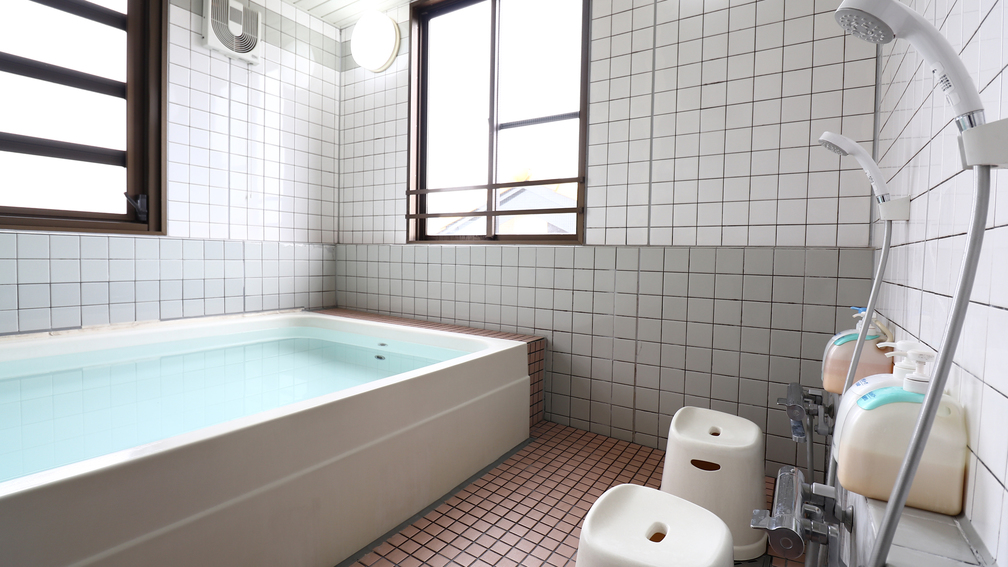 【浴場】シャワーは2つございます※お客様の受け入れ人数が少ない場合は利用できない場合があります。客室