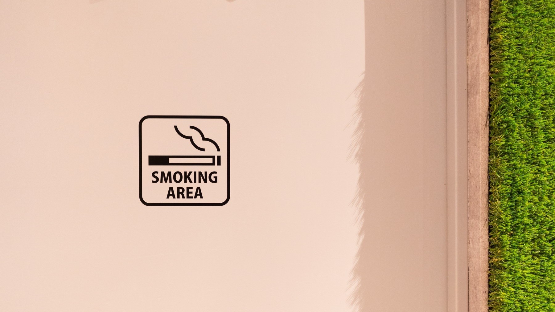 喫煙される方も安心1階にございます