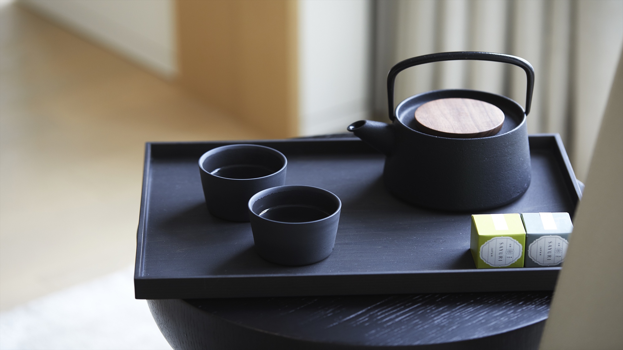 無料の日本茶セットとネスプレッソマシーンを全室に完備
