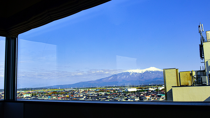 コーナーツインルームより鳥海山を望む