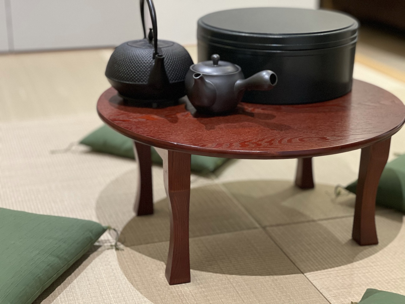 琉球畳の小上がりと南部鉄器の茶器