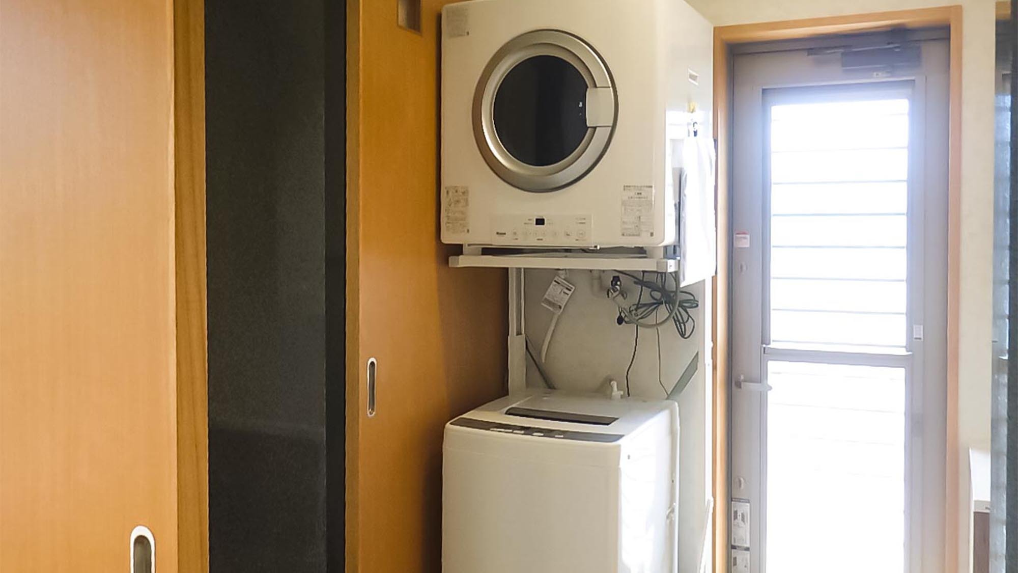 ・室内には長期滞在に嬉しい洗濯機とガス乾燥機を完備