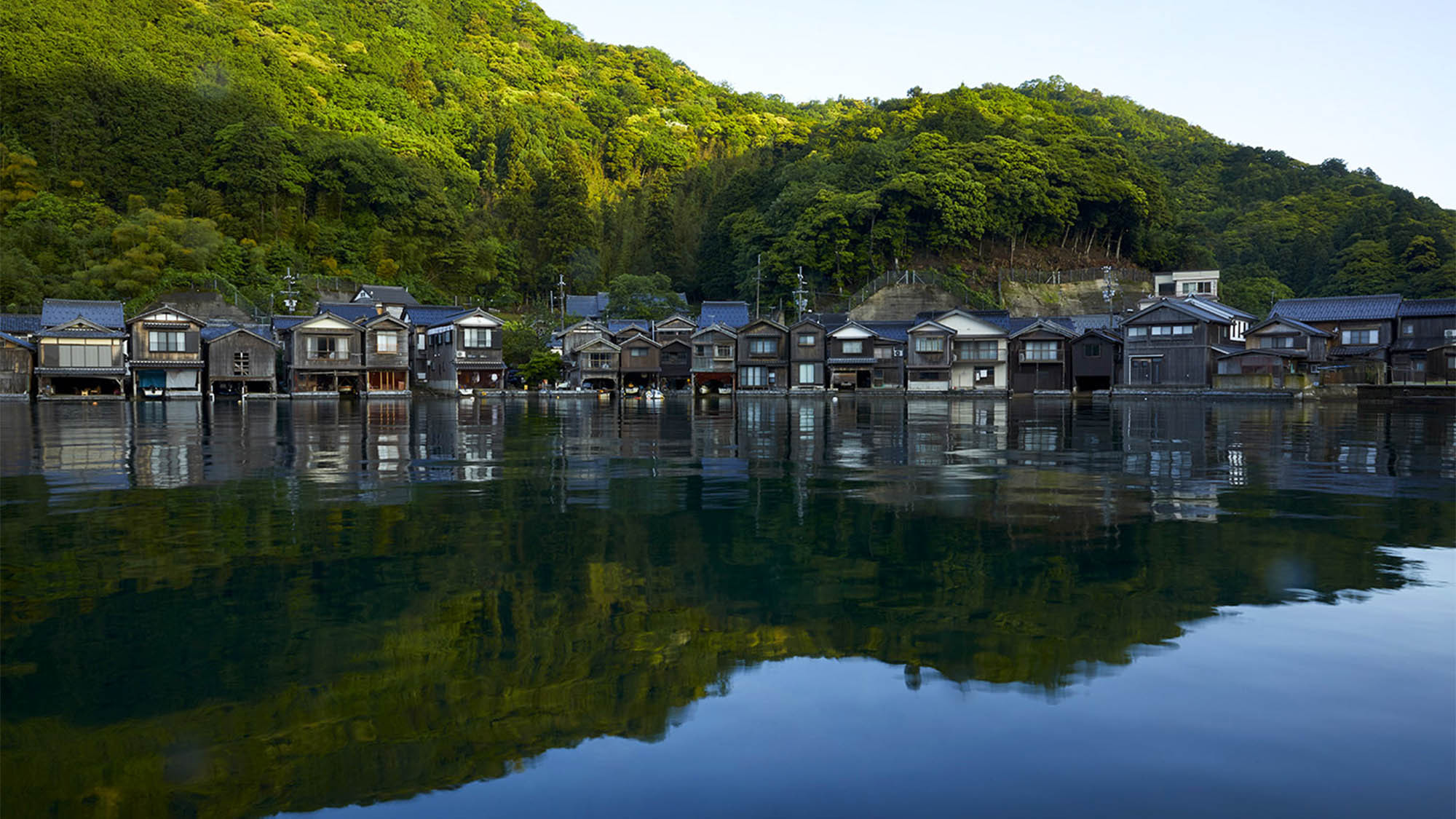 ・凪いだ水面に映る舟屋群はいつまでも見ていられる美しさ