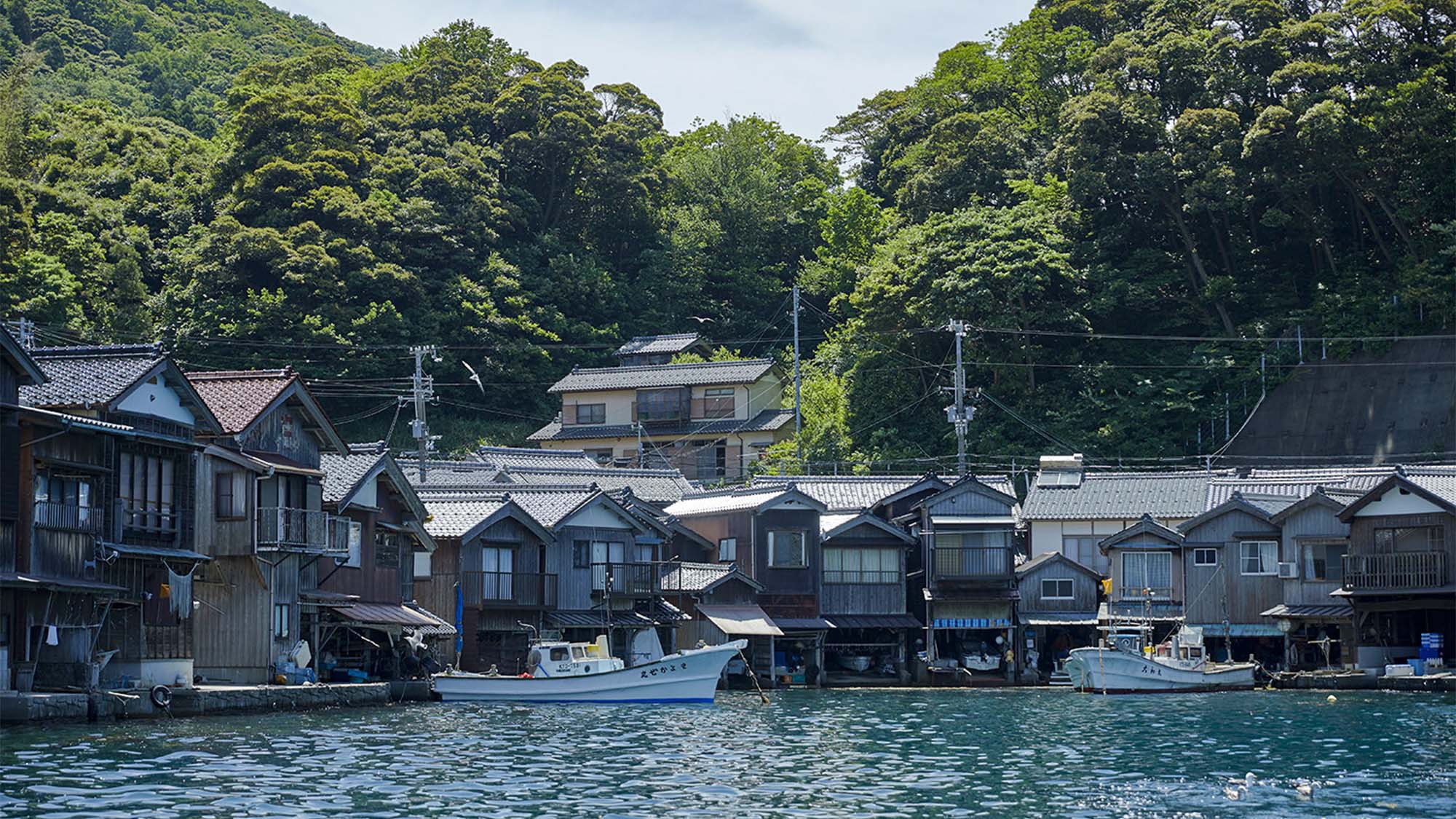 ・海上から見るとまるで海に浮かんでいるように見えます