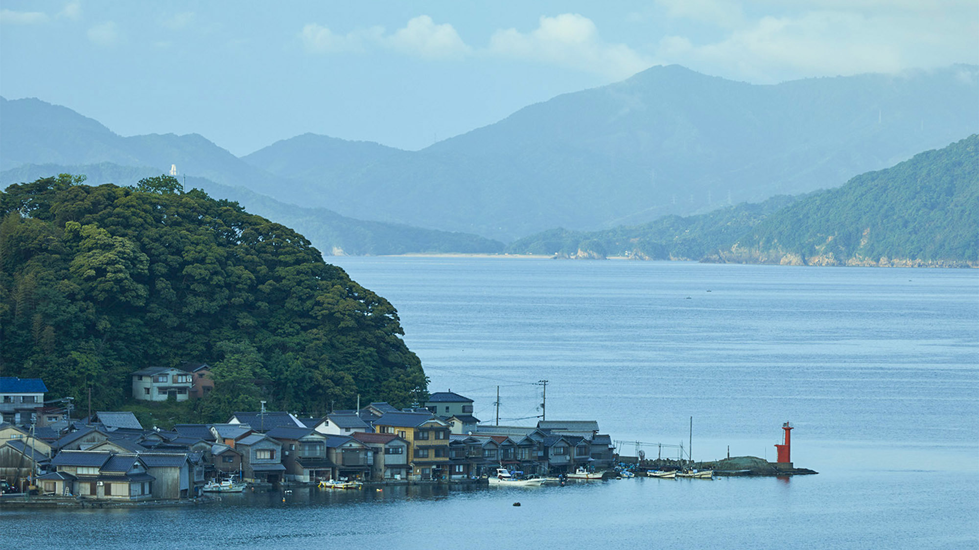 ・伊根の舟屋が並ぶ湾の外には雄大な景色が広がっています