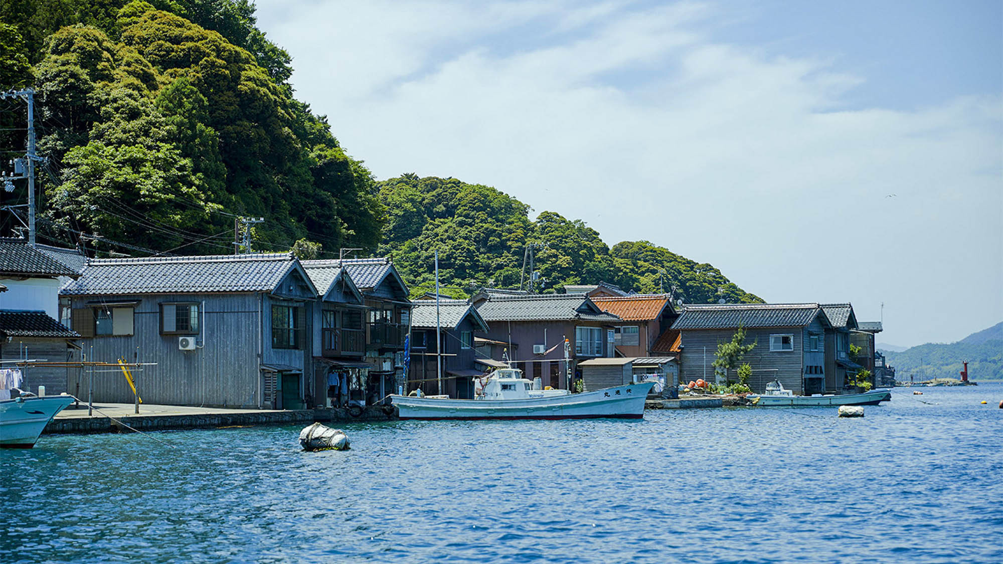 ・今も昔も変わらず舟屋暮らしの中心にある伊根湾