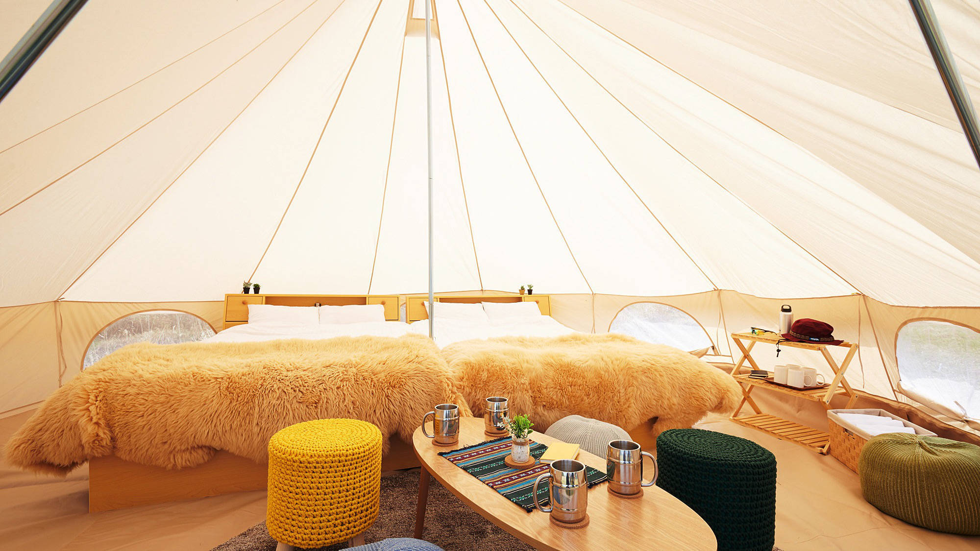 【テント内装一例】ナチュラルで落ち着いた空間に統一されたテントで気軽にグランピング体験を
