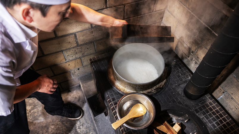 昔ながらのかまど炊き、薪の微妙な温度調整が生む絶品ご飯。自然の味がここに。