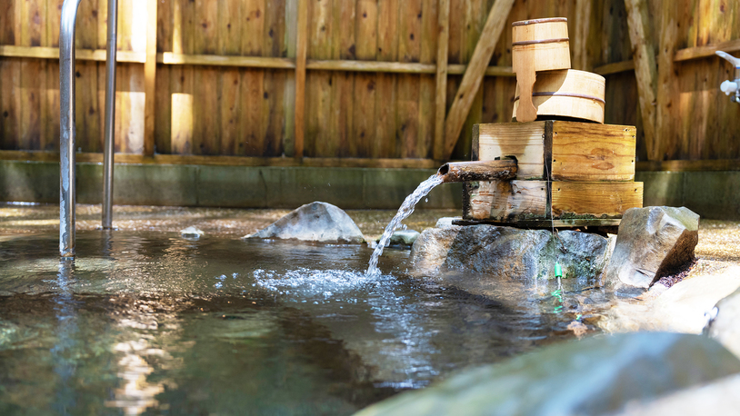 森の貸切風呂。森が生み出す穏やかな光の中で、自然と共鳴する湯浴み。