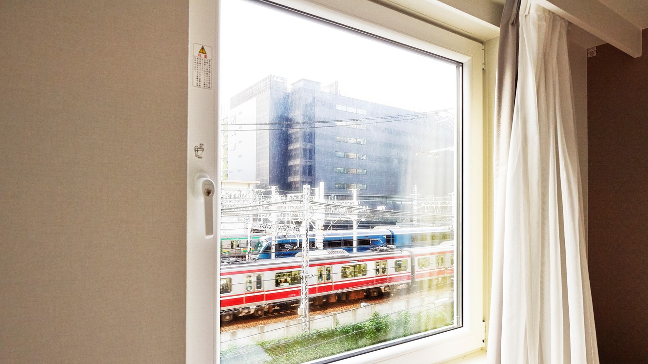 お部屋から電車が走る風景が観られる客室もあります。