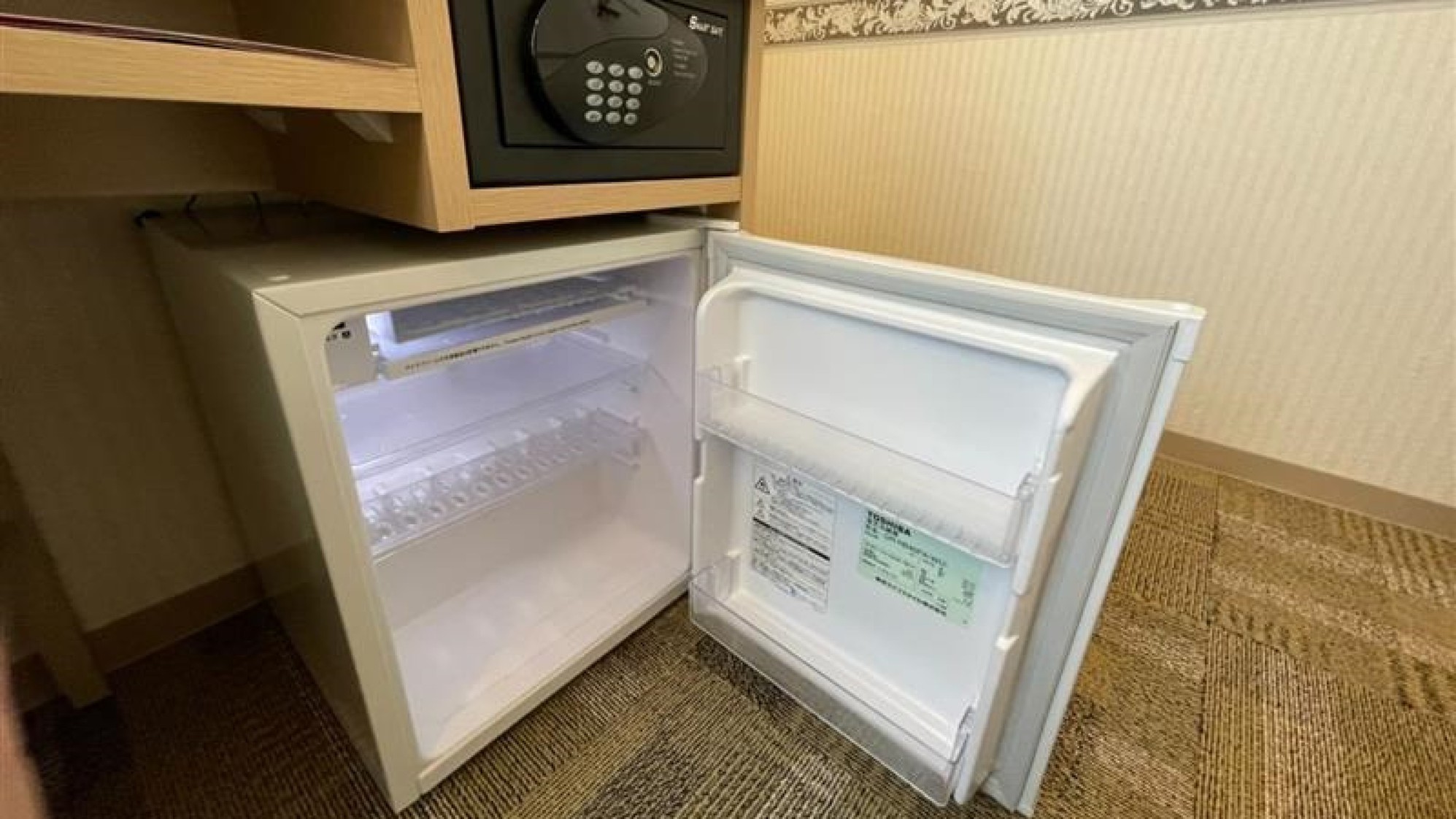 冷蔵庫（中は空になっております。お持ち込みいただいた物にご利用ください）電子レンジは１Fにご用意