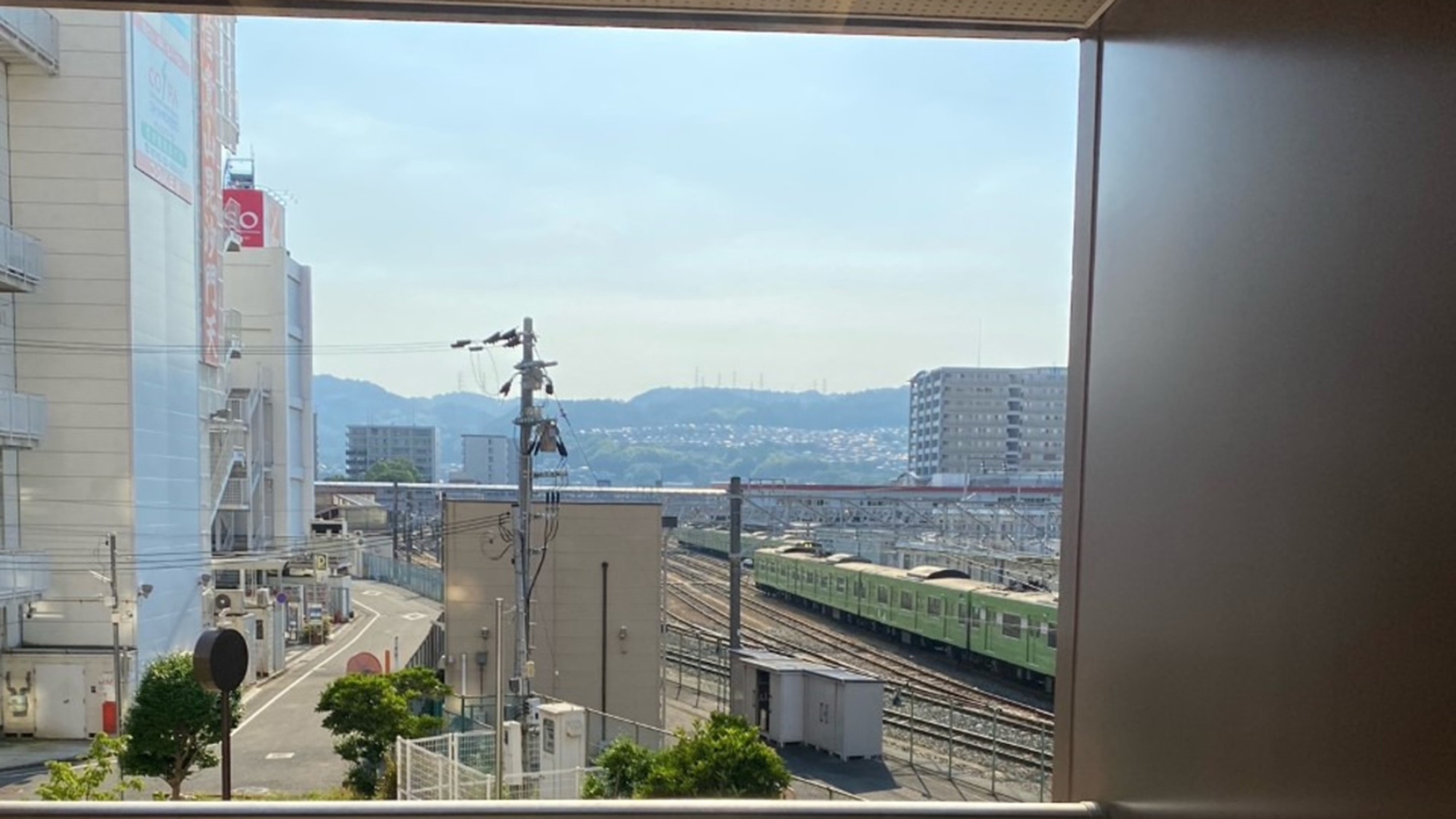 館内からの王寺駅の様子