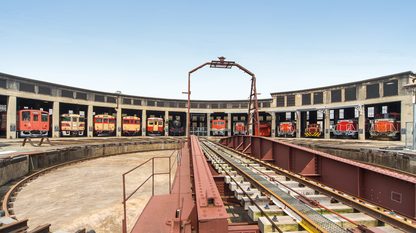 【津山まなびの鉄道館】扇形の車庫に蒸気機関車やディーゼル機関車が並ぶ