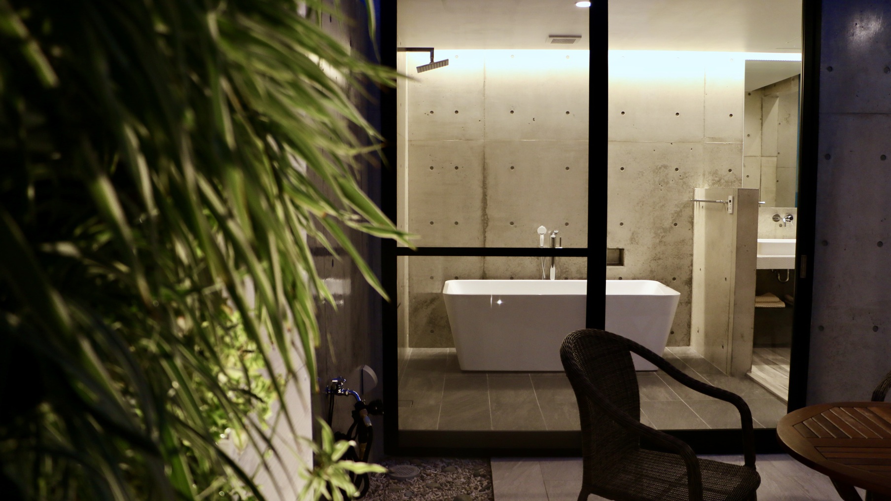 中庭から浴室へ