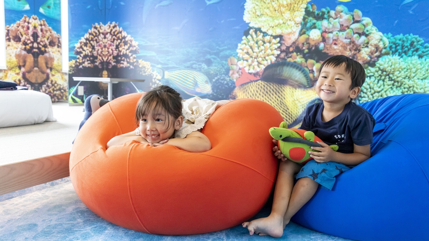 【ファミリースイート・アクアリウム】水族館の中で色とりどりの魚が泳いでいるような空間。