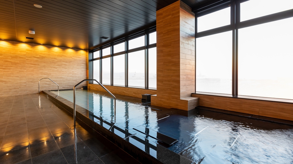 【大浴場「大海」（10階）女湯】】パノラマビューの広々とした浴槽。リラックスもできる寛ぎの空間です。