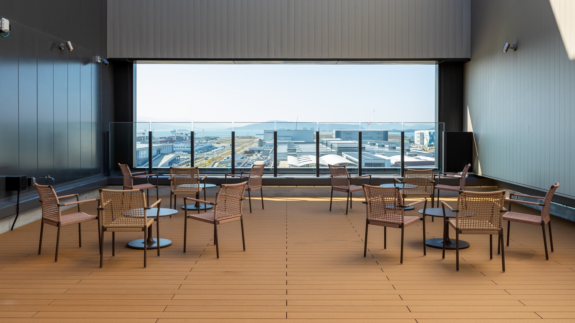 【バルコニー（10階）】開放感のある吹き抜けのバルコニーで、椅子やテーブルなどご利用いただけます。