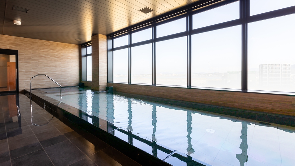 【大浴場「大海」（10階）男湯】】パノラマビューの広々とした浴槽。リラックスもできる寛ぎの空間です。