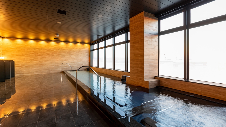 【大浴場「大海」（10階）】パノラマビューの広々とした浴槽。リラックスもできる寛ぎの空間です