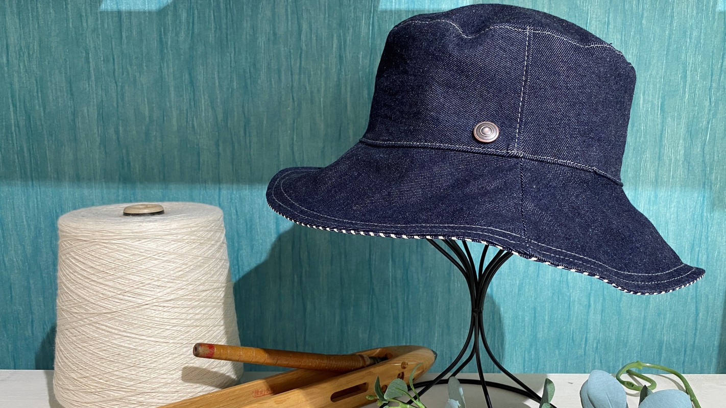 デニム生地を使った帽子制作体験生地選び・糸選び・裁断・ミシン縫製を体験して職人気分を味わう。