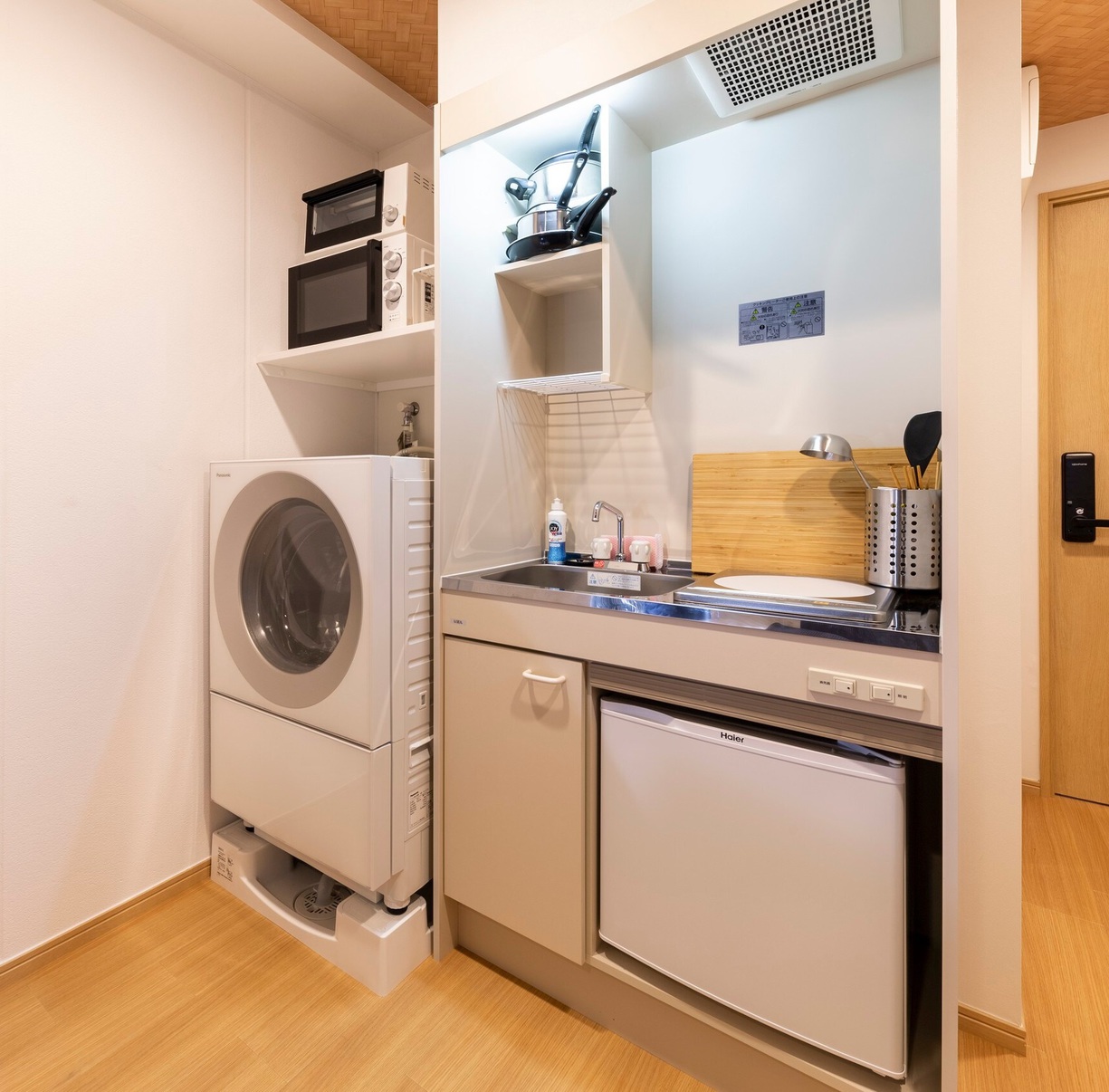 401号室-洗濯機およびキッチン