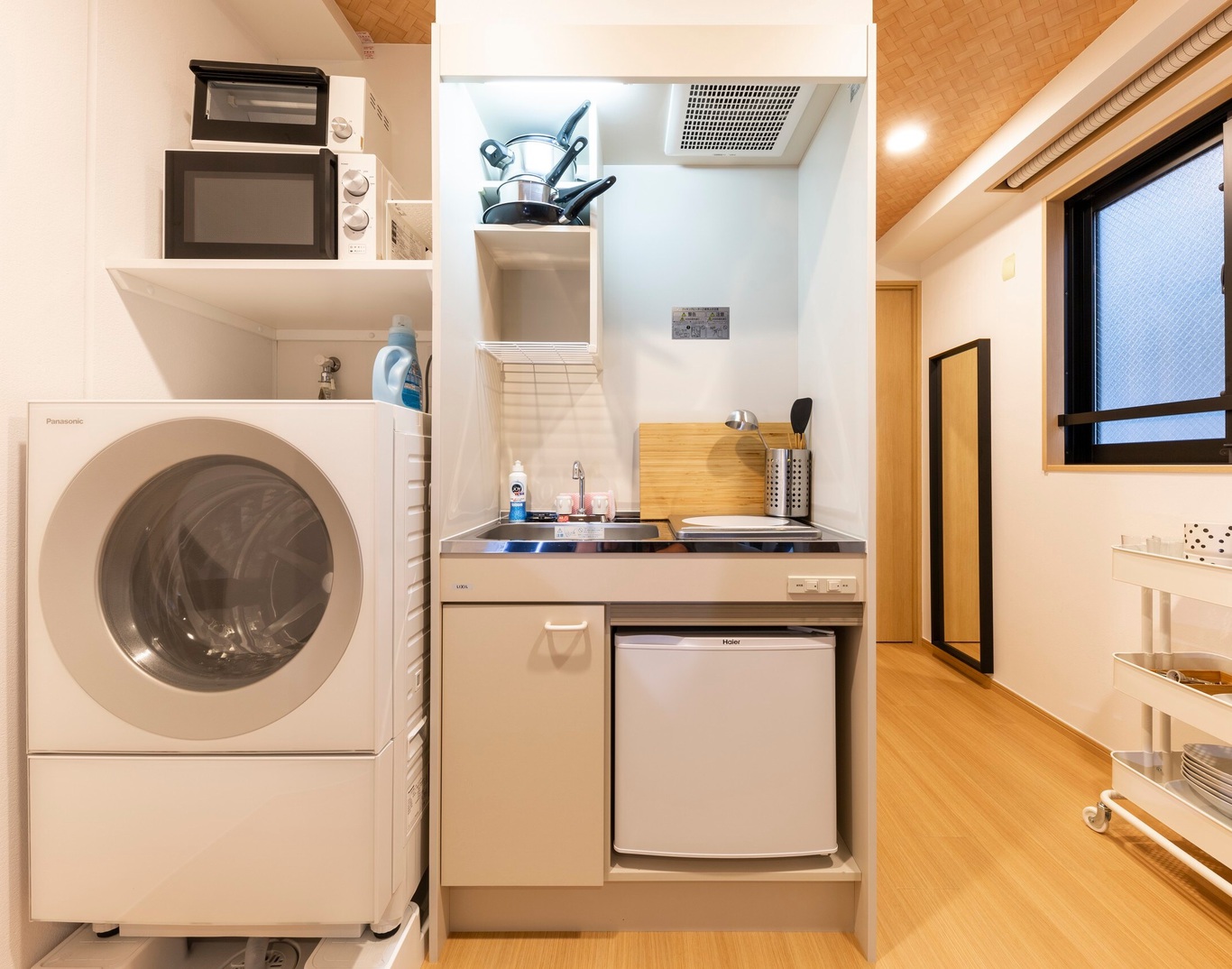 301号室-洗濯機およびキッチン