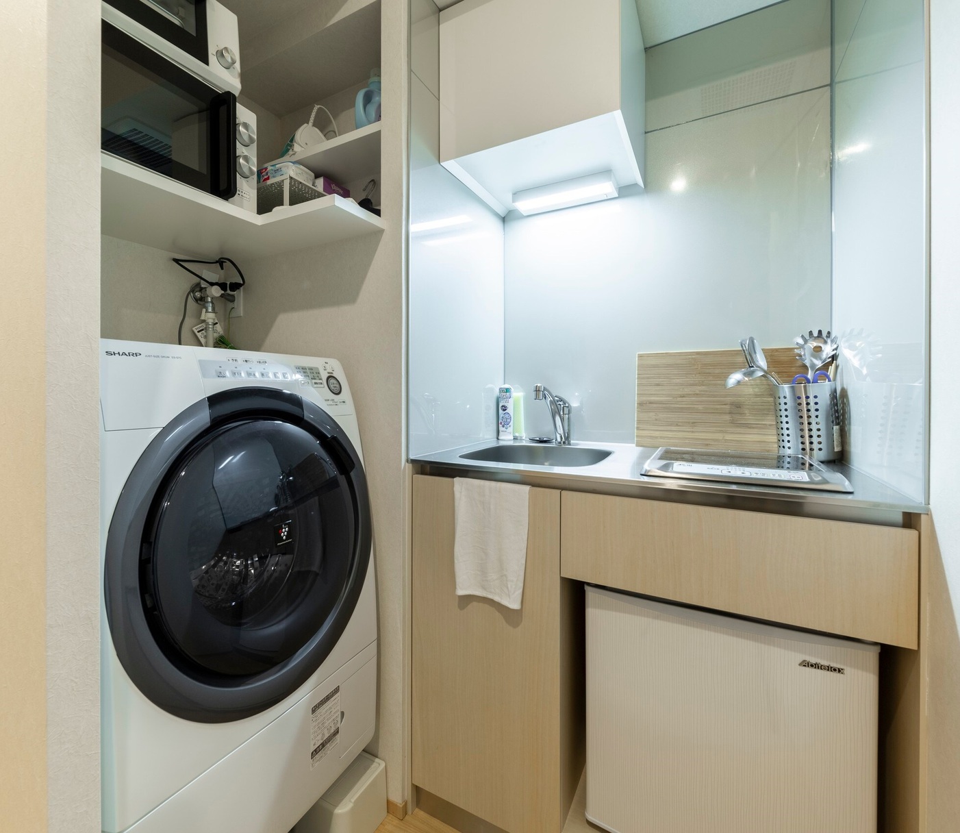 101号室-洗濯機およびキッチン